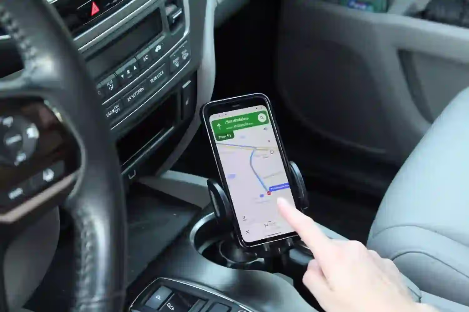 Key Features to Consider When Buying a Car Phone Mount